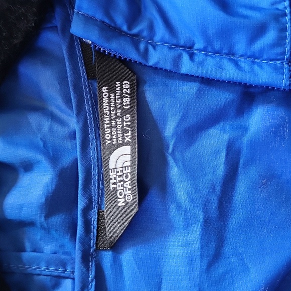 Boy's Blue hooded The North Face WindWall light-weight wind/rain jacket. - Picture 2 of 7